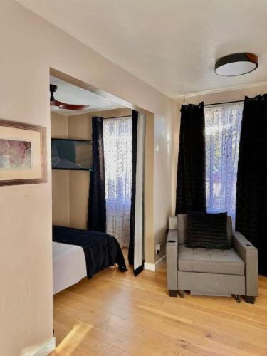 Downtown Midcentury Studio plus 3 mins to Farmers Mkt - image 11