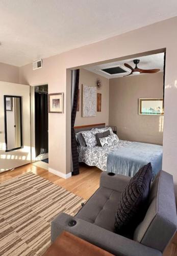 Downtown Midcentury Studio plus 3 mins to Farmers Mkt - image 10