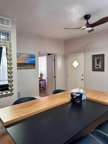 Downtown Midcentury Studio plus 3 mins to Farmers Mkt - image 2