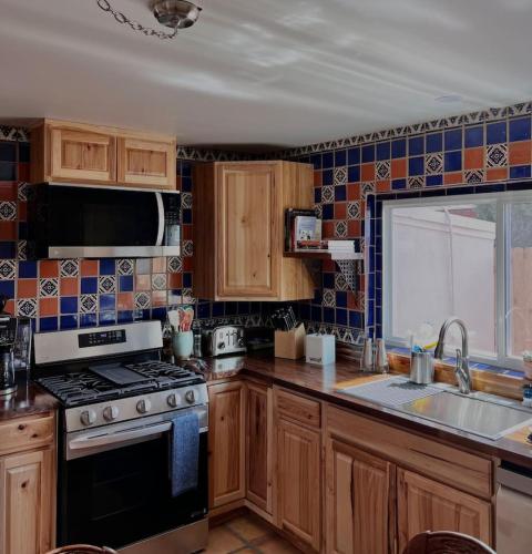 3 bd, Full kitchen, fenced yard, near Field of Dreams in 聖思多羅