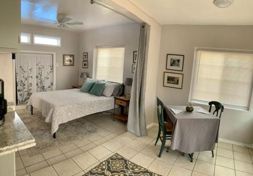 Studio with queen bed, pets ok, 3 min to Farmers mkt in San Ysidro