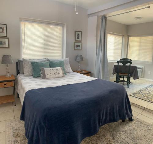 Studio with queen bed, pets ok, 3 min to Farmers mkt in San Ysidro