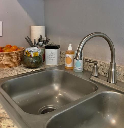 Studio with queen bed, pets ok, 3 min to Farmers mkt in San Ysidro