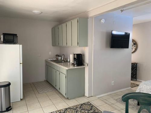 Studio with queen bed, pets ok, 3 min to Farmers mkt in San Ysidro