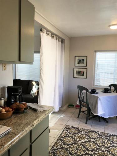 Studio with queen bed, pets ok, 3 min to Farmers mkt in San Ysidro