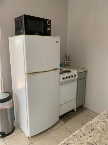 Studio with queen bed, pets ok, 3 min to Farmers mkt in San Ysidro