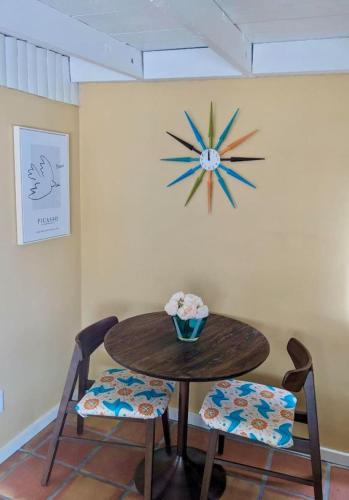 Mid-century marvelous 1 bed pets welcome - image 6