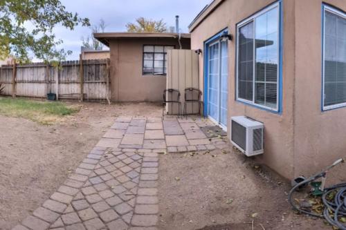 Studio with queen bed, pets ok, 3 min to Farmers mkt in San Ysidro