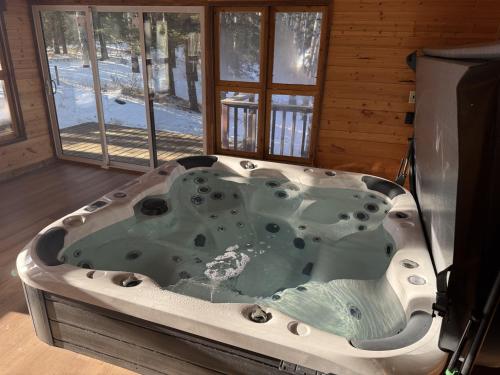 Private 2BR Forest Suite in Bragg Creek with Hot tub, pond, 17 acres of trails in Bragg Creek (AB)