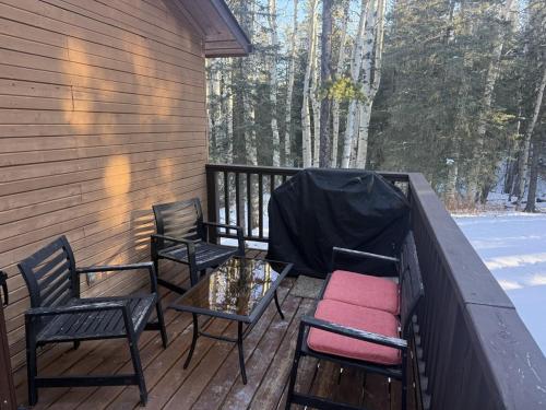 Private 2BR Forest Suite in Bragg Creek with Hot tub, pond, 17 acres of trails in Bragg Creek (AB)