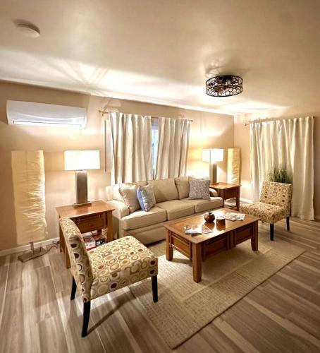 1 bed with washer dryer in unit, soaker tub near Field of Dreams in 聖思多羅
