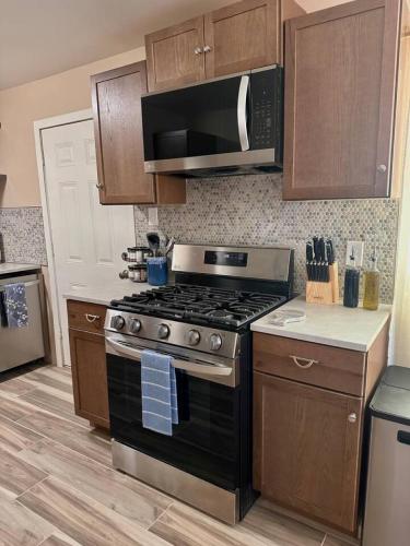1 bed with washer dryer in unit, soaker tub near Field of Dreams in 聖思多羅