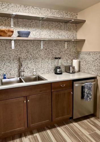 1 bed with washer dryer in unit, soaker tub near Field of Dreams in 聖思多羅