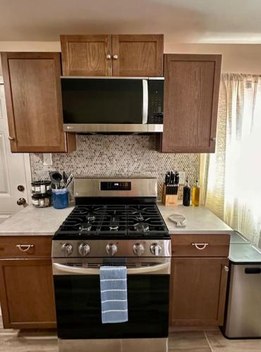 1 bed with washer dryer in unit, soaker tub near Field of Dreams in 聖思多羅