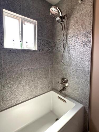 1 bed with washer dryer in unit, soaker tub near Field of Dreams in 聖思多羅