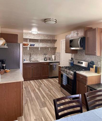 1 bed with washer dryer in unit, soaker tub near Field of Dreams in 聖思多羅