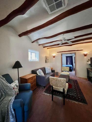 2 bed, yard, pet friendly in Historic Mesilla. in 聖思多羅