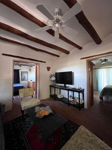 2 bed, yard, pet friendly in Historic Mesilla. in 聖思多羅