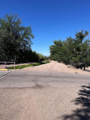 2 bed, yard, pet friendly in Historic Mesilla. in 聖思多羅