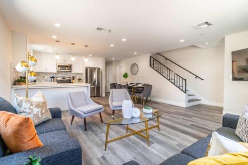 Modern 4BR Stay Premium Beds & Full Kitchen – khách sạn tại Burbank