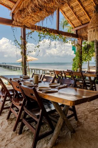 Restaurant, Mayan Monkey Isla Mujeres - Social Hotel in Cancun
