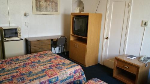 San Joaquin Motel - image 9