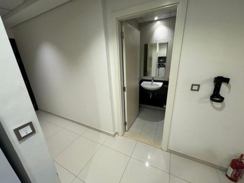 Modern 1 Bedroom Apartment In Prime JVC Location - image 4