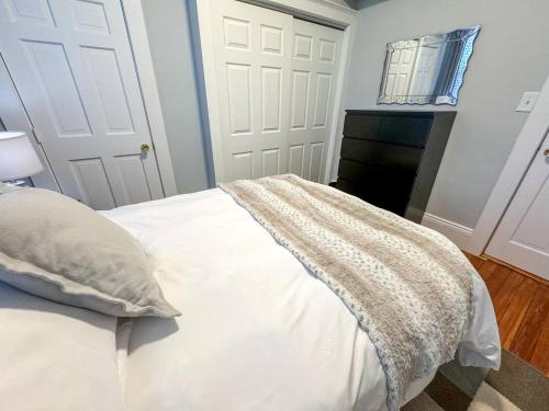 Renovated 3 bed 2 bath - steps to public transportation - image 11