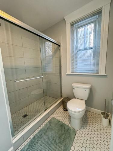 Renovated 3 bed 2 bath - steps to public transportation - image 12