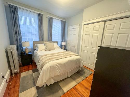 Renovated 3 bed 2 bath - steps to public transportation - image 2