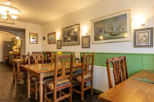 The Hawk & Buckle Inn - image 9