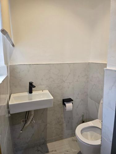 Apple Tree Apartment Lekki Phase 1 - image 5