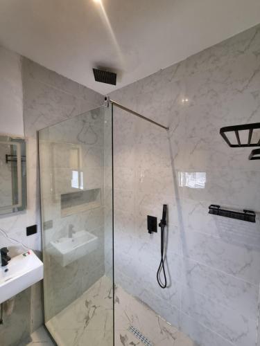 Apple Tree Apartment Lekki Phase 1 - image 4