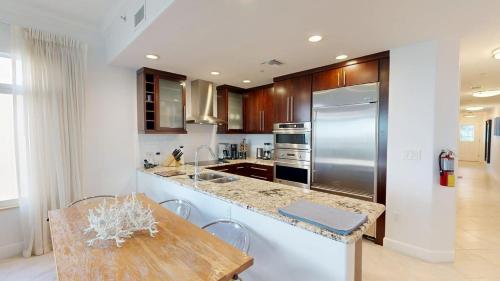 Beachfront 2Br Condo King Queen Sunset Views - image 5