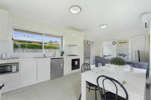 Bright 2BR North Ryde Near Metro & Macquarie - image 8