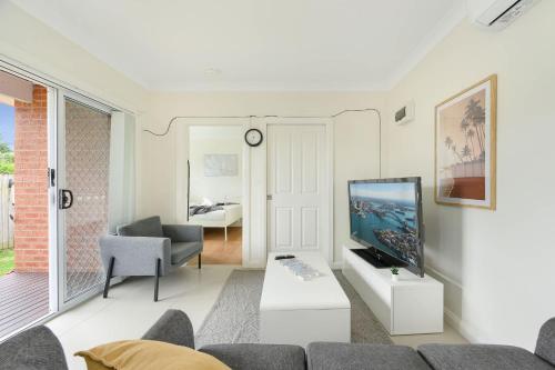 Bright 2BR North Ryde Near Metro & Macquarie - image 3