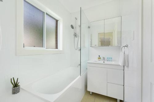 Bright 2BR North Ryde Near Metro & Macquarie - image 2