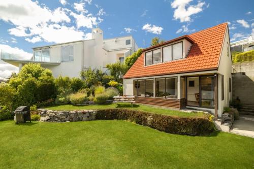 Lakefront Cottage - image 3
