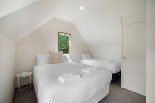 Lakefront Cottage - image 7