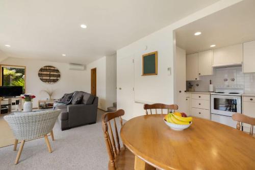 Lakefront Cottage - image 9