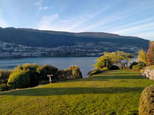 Lakefront Cottage - image 10