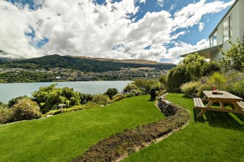Lakefront Cottage - main image