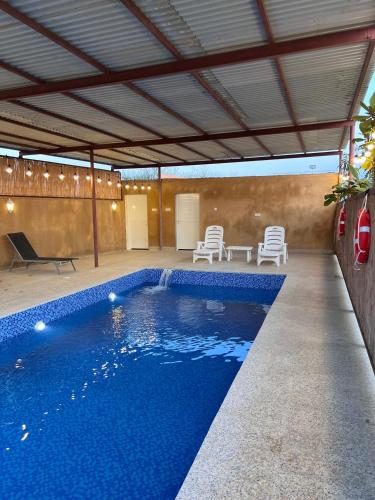 Swimming pool, استراحة بهجة الأنظار in Sinadil