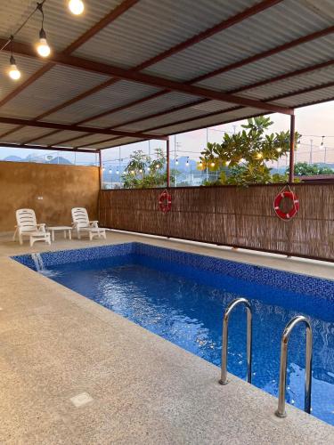 Swimming pool, استراحة بهجة الأنظار in Sinadil