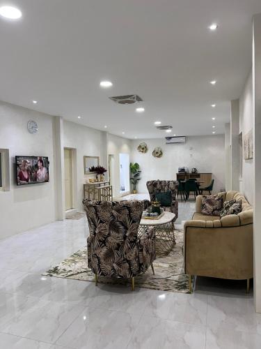 Shared lounge/TV area, استراحة بهجة الأنظار in Sinadil