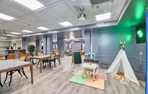 Lobby, The West End in St. Louis (MO)