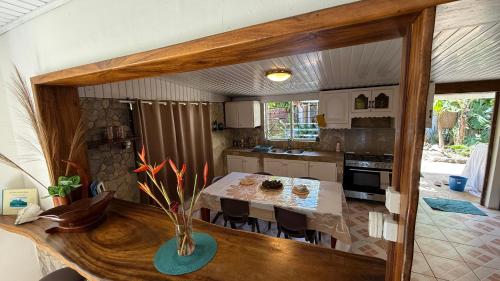 Ave Surfing House in مهينا