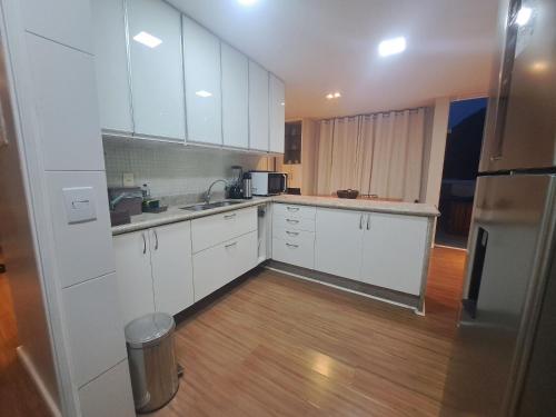 Kitchen, Cobertura Vista Pao deAcucar Jacuzzi Churrasqueira prox ao Rock in Rio in Urca