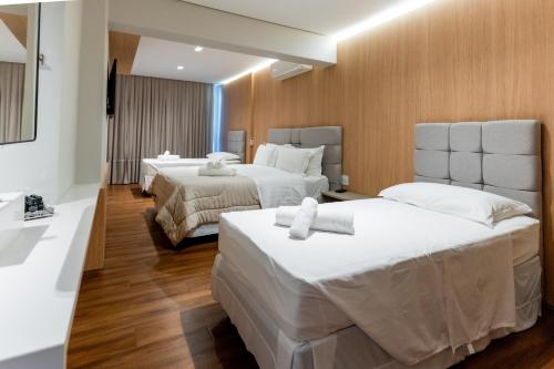 1 queen bed, 2 twin beds