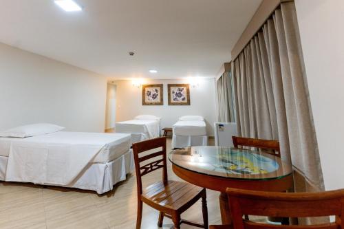 1 queen bed, 3 twin beds